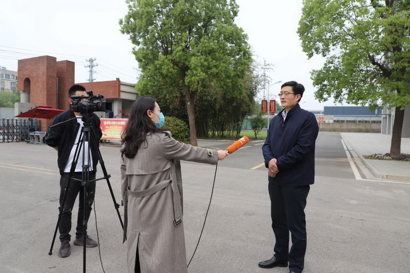 黨委書記、校長(zhǎng)石月榮接受徐州電視臺(tái)專訪并參加電視臺(tái)網(wǎng)絡(luò)直播活動(dòng)